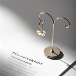 Élégance Discrète : La Boucle d&rsquo;Oreille Petite Créole