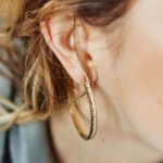 Éclat et Élégance : La Magie des Grosse Boucles d’Oreilles Dorées