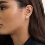 Élégance Miniature : La Sérénité des Boucles d’Oreilles Puce