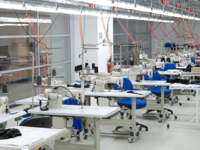 L’impact caché des vêtements pour enfants fabriqués en masse