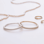 Bijoux de main : la tendance élégante qui habille vos doigts et poignets