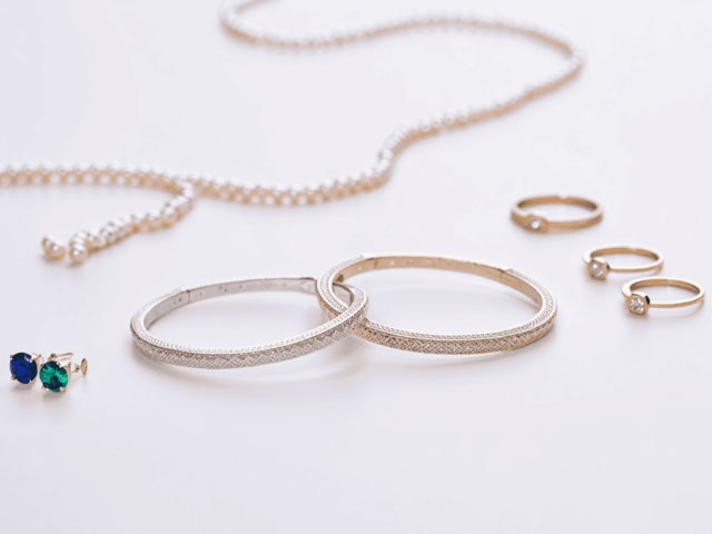 Bijoux de main : la tendance élégante qui habille vos doigts et poignets